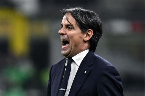 Simone Inzaghi sul campo d'allenamento con l'Inter