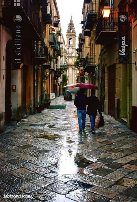 Strada di una città sotto la pioggia