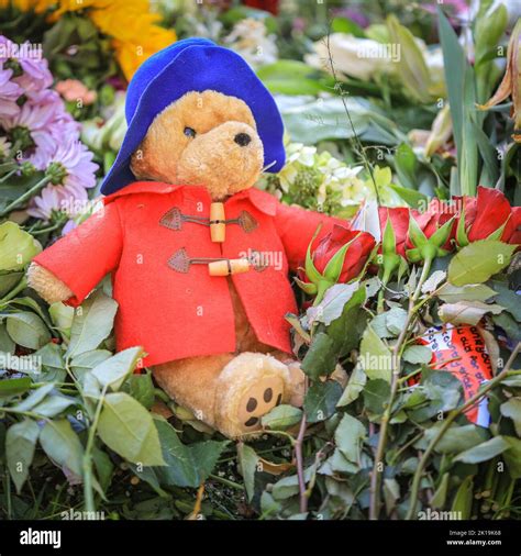 bambino con giocattoli e fiori lasciati come omaggio