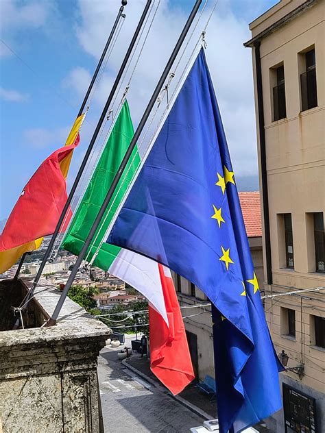 manifestazione di lutto cittadino con bandiere a mezz'asta