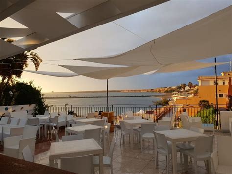 Veduta panoramica della costa di Magaggiari con vista sulle terrazze del ristorante