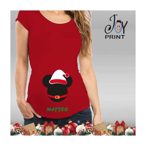 Primo piano di una maglia premaman con grafica natalizia