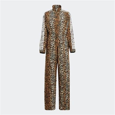 dettaglio jumpsuit leopardata stile Adidas