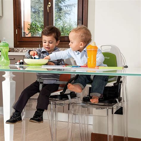 Bambino felice sull'alzasedia Peg Perego Rialto