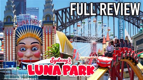 La bigliettaia al suo gabbiotto in un luna park