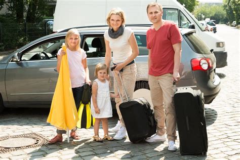 Famiglia che viaggia con bagaglio leggero