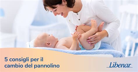 Momento di gioco e cura durante il cambio pannolino