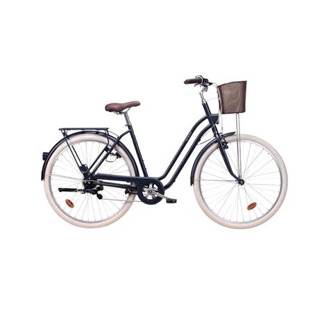 Bambina che sceglie tra diverse biciclette in un negozio