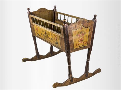 culla in legno d'epoca con decorazioni liberty