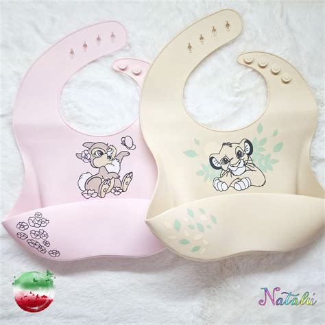illustrazione di una collezione di bavaglini colorati in cotone e silicone