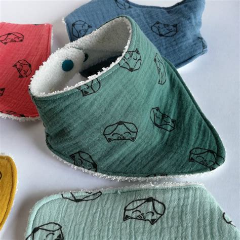 infografica che confronta bavaglino bandana, bavaglino classico in cotone e bavaglino in silicone con tasca