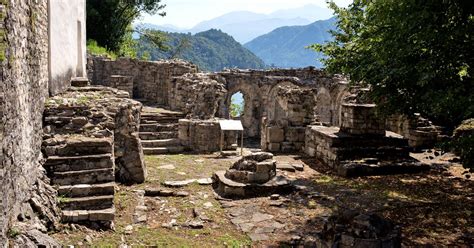 sentieri storici e rovine archeologiche sull'Isola Comacina