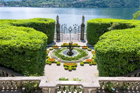 dettaglio architettonico di una villa storica sul Lago di Como