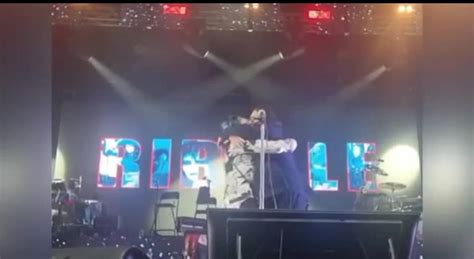 Renato Zero sul palco durante un concerto