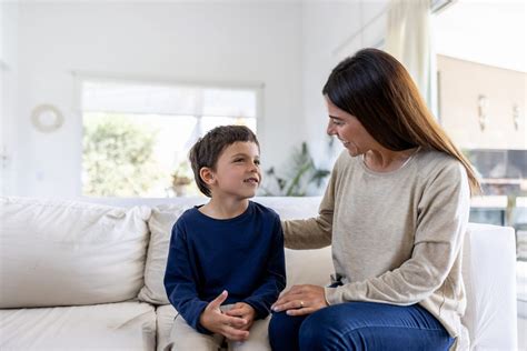 Bambino che ascolta l'adulto parlare