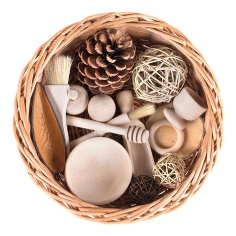 Cestino dei tesori con oggetti naturali