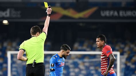 Arbitro che ispeziona il campo da gioco prima della partita