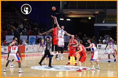 Arbitri di basket che controllano il campo prima della partita