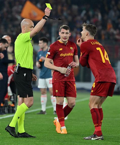 Arbitro che mostra un cartellino rosso a un calciatore