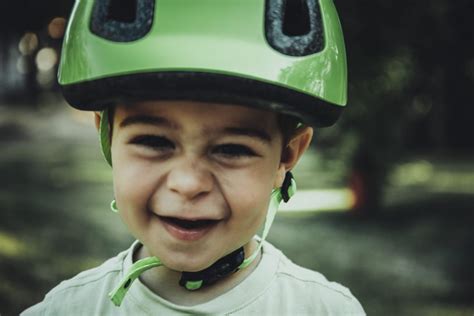 Bambino con casco da bici