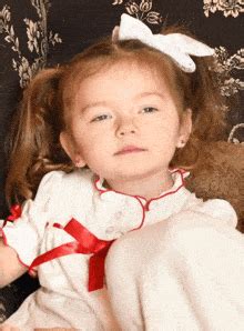 GIF di una ragazza arrabbiata con il collo teso