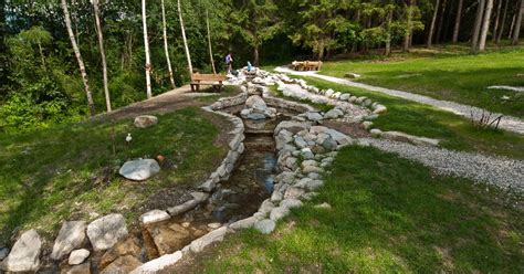 Bambini che giocano al percorso Kneipp del Lago di Zoccolo