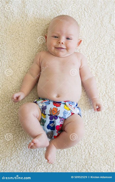 Neonato che indossa un pannolino