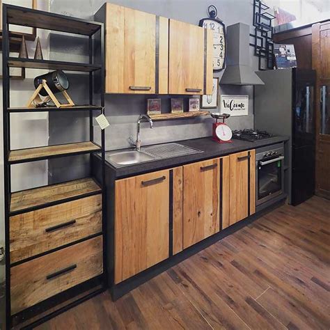 Cucina con ante in legno massello e piano in marmo