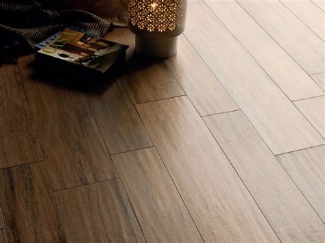 Piastrelle in grès porcellanato effetto legno in una spa