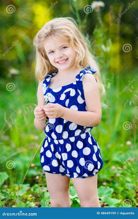 Bambina sorridente in body di cotone