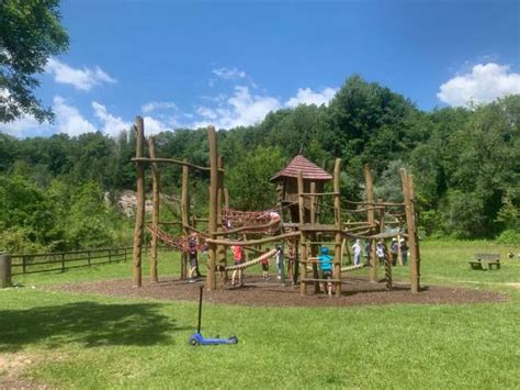 Bambini che giocano nell'area giochi in legno dell'Oasi di Baggero