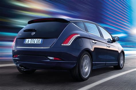 Lancia Delta vista laterale elegante