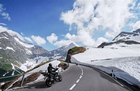 Un bambino che cavalca tra le montagne innevate per andare a scuola