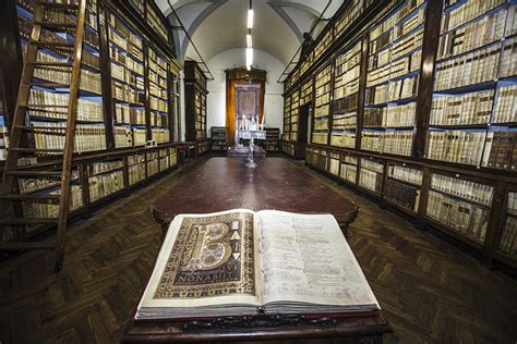 Un'antica biblioteca ricca di volumi storici e manoscritti