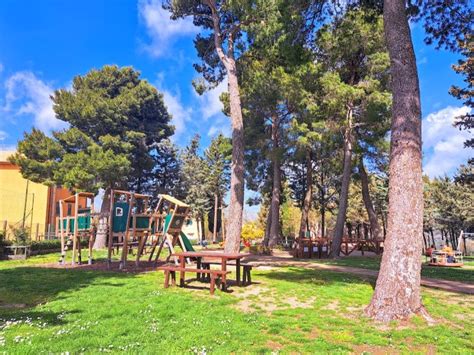 Una moderna area gioco interna attrezzata per bambini di diverse età in un hotel di montagna