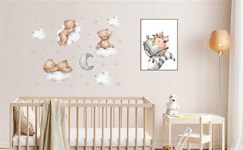 Bambino che gioca in una cameretta decorata con adesivi murali