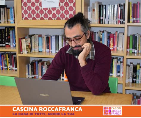 Coppia in attesa che partecipa a un incontro informativo