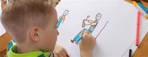 bambino che disegna in un angolo accogliente