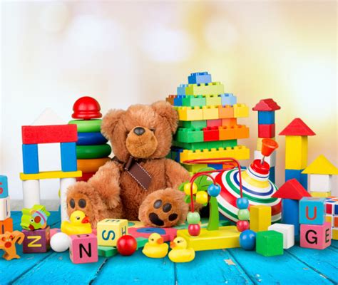 Bambini di diverse età giocano liberamente con vari giocattoli