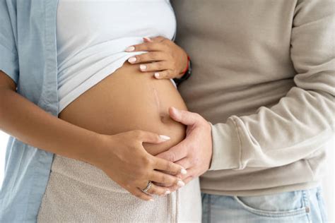 Donna incinta che si tocca il pancione