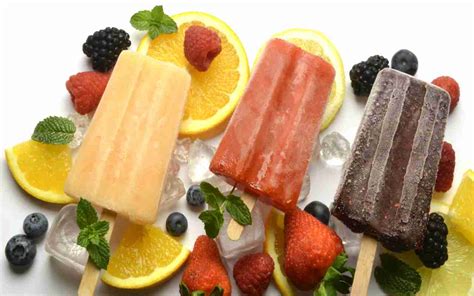 Bambini che preparano ghiaccioli alla frutta