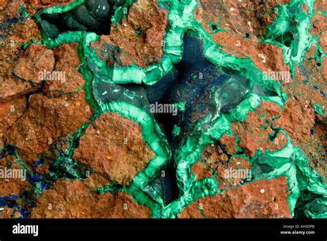 Blocco di minerale di silvite con texture distintiva, in una galleria mineraria