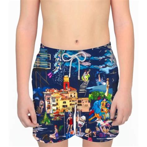 Famiglia felice in costumi coordinati