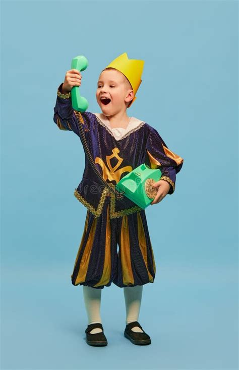 Bambino piccolo con costume semplice e creativo