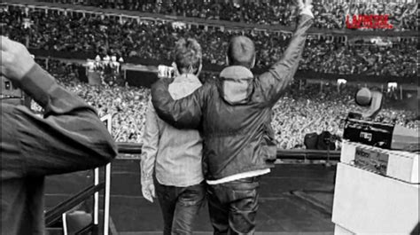 Membri storici degli Oasis sul palco
