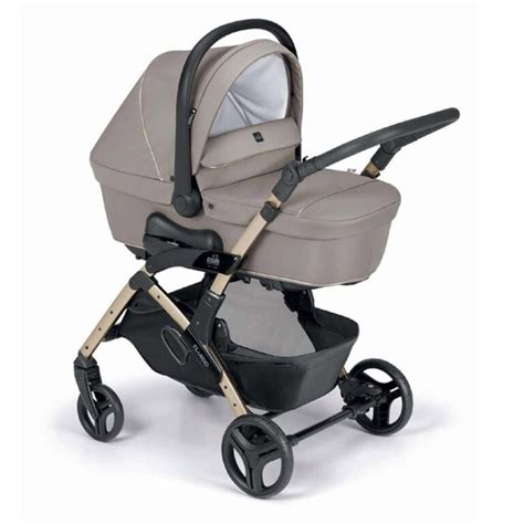 Coppia con passeggino e ovetto in un parco