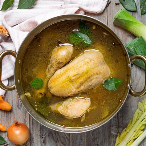 Ciotola di brodo di pollo fumante