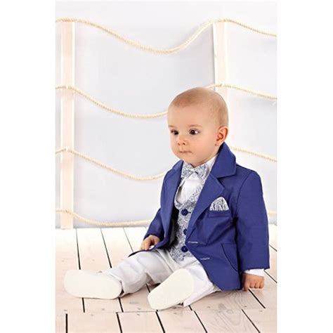 Bambino in abito da battesimo elegante