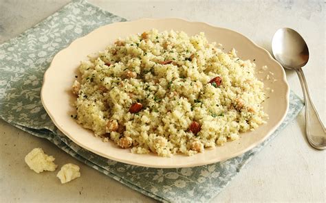 Cous cous di cavolfiore servito in una ciotola moderna