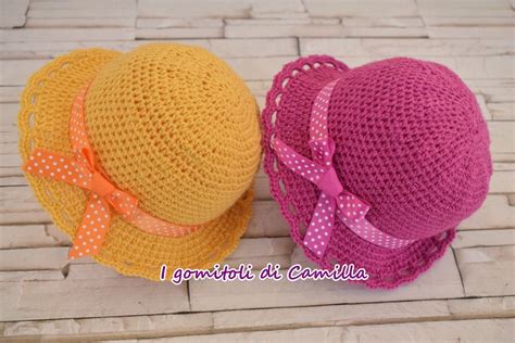 diverse forme di cappelli all'uncinetto per bambina
